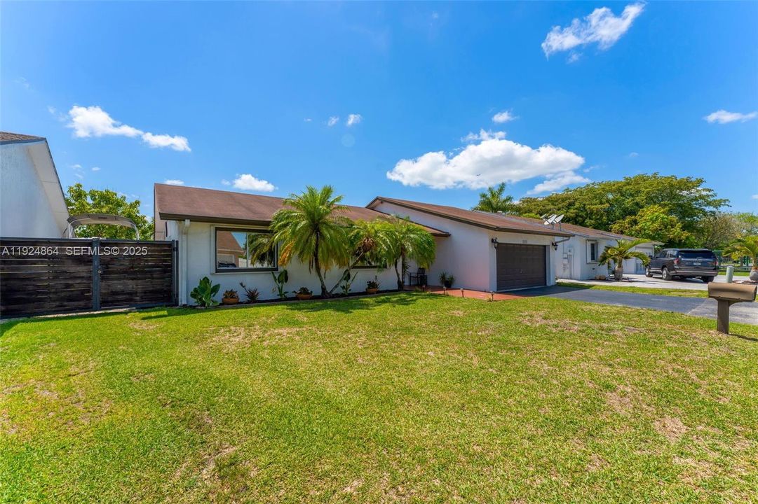 Active With Contract: $717,000 (4 beds, 2 baths, 1810 Square Feet)