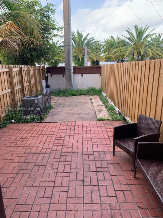 For Rent: $2,400 (2 beds, 1 baths, 936 Square Feet)