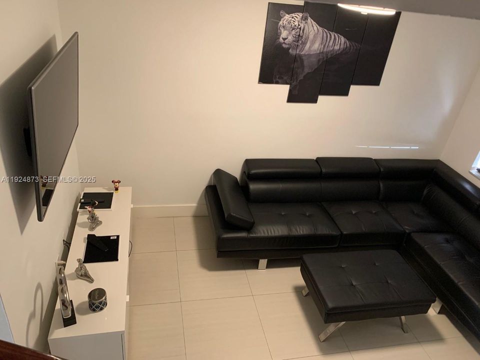 For Rent: $2,400 (2 beds, 1 baths, 936 Square Feet)