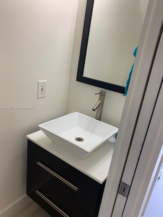 For Rent: $2,400 (2 beds, 1 baths, 936 Square Feet)