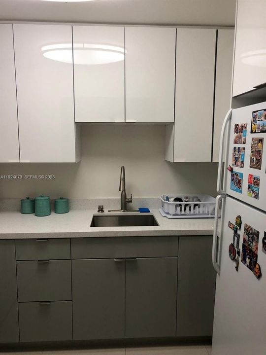 For Rent: $2,400 (2 beds, 1 baths, 936 Square Feet)