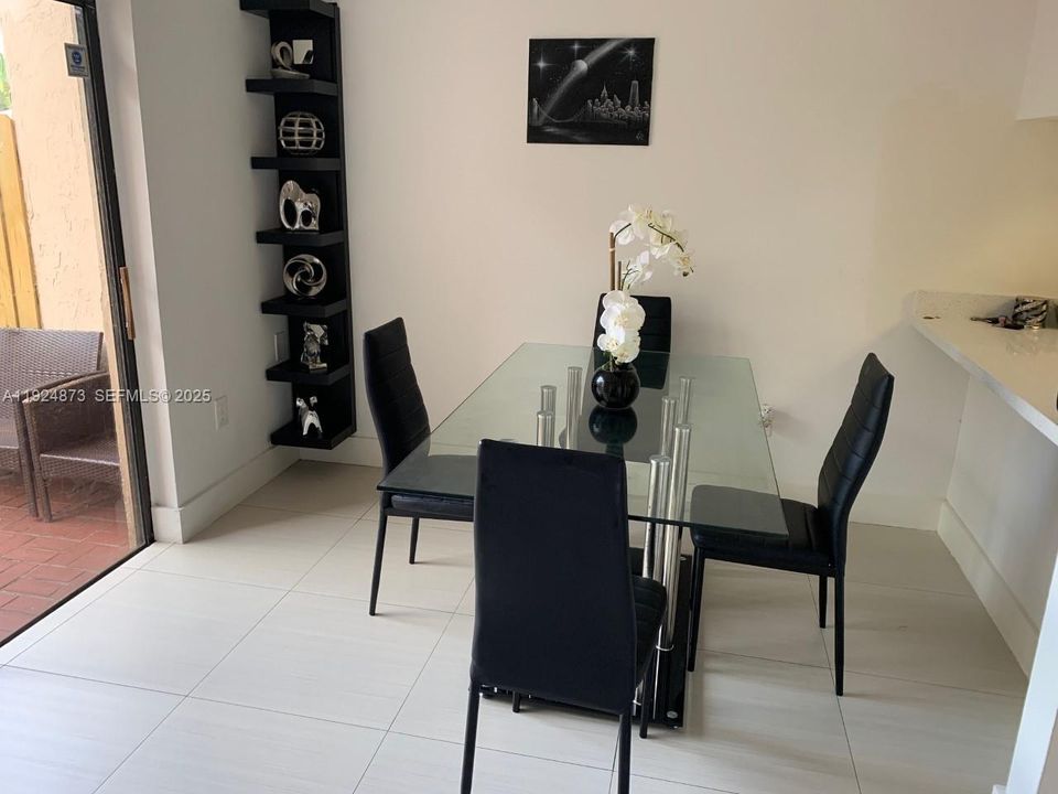 For Rent: $2,400 (2 beds, 1 baths, 936 Square Feet)