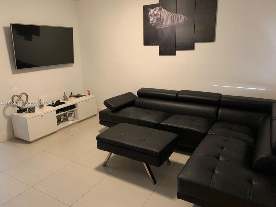 For Rent: $2,400 (2 beds, 1 baths, 936 Square Feet)