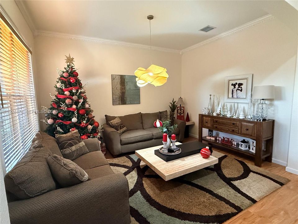 出租: $6,000 (4 贝兹, 3 浴室, 2180 平方英尺)