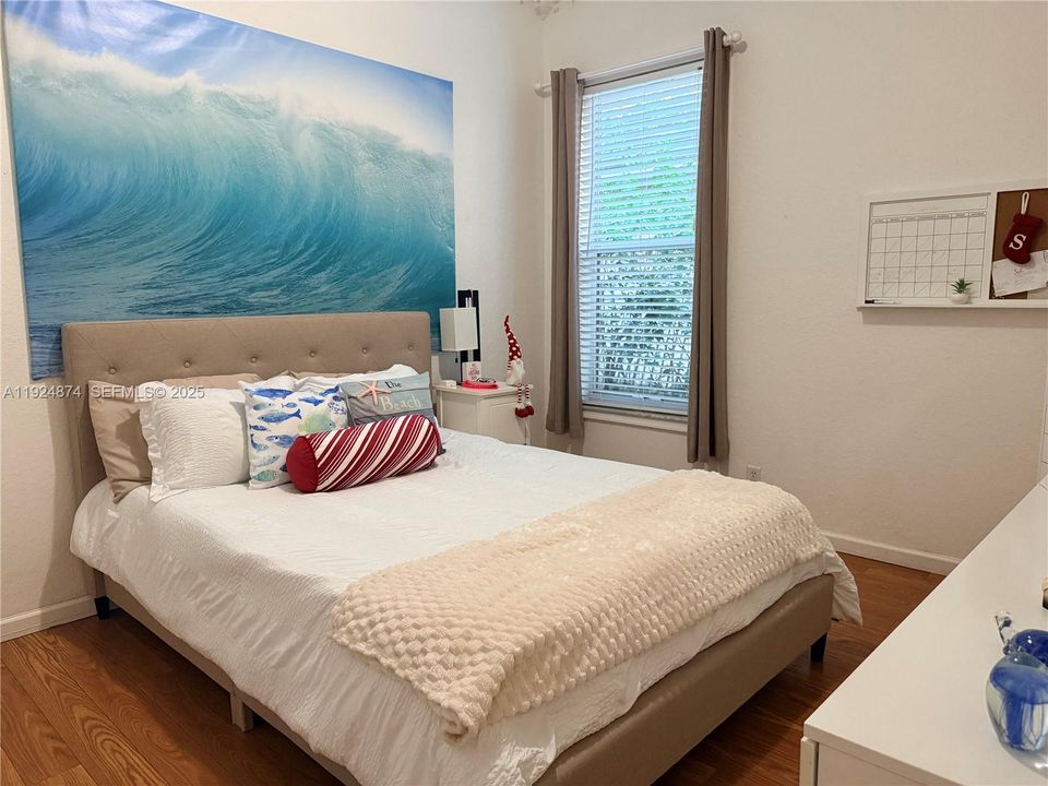 出租: $6,000 (4 贝兹, 3 浴室, 2180 平方英尺)