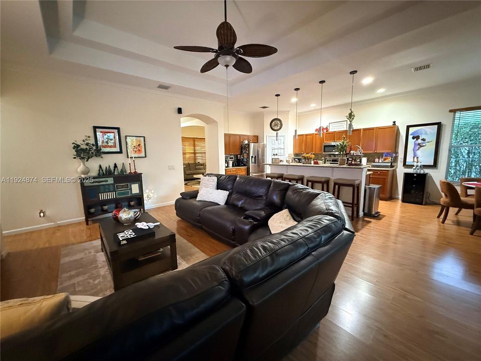 出租: $6,000 (4 贝兹, 3 浴室, 2180 平方英尺)