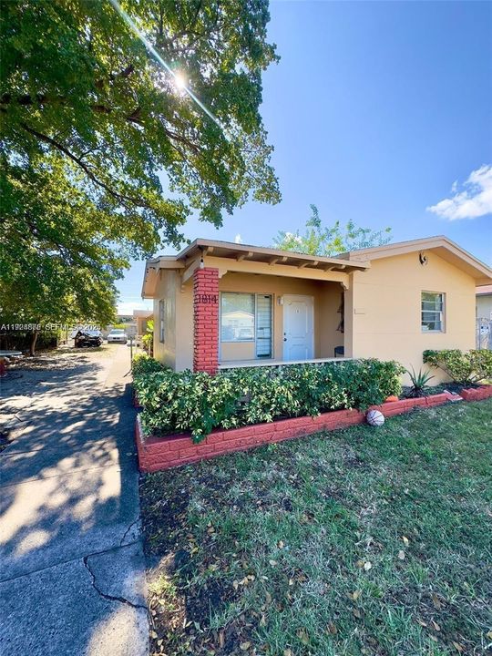 В аренду: $1,325 (0 спален, 1 ванн, 1945 Квадратных фут)