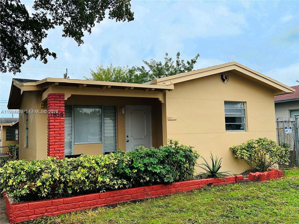 В аренду: $1,325 (0 спален, 1 ванн, 1945 Квадратных фут)