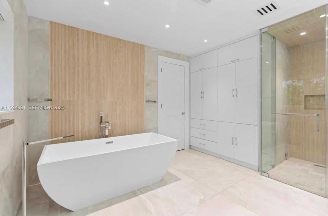 待售: $3,999,999 (5 贝兹, 4 浴室, 3592 平方英尺)