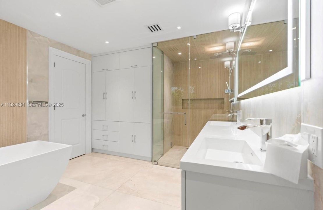 待售: $3,999,999 (5 贝兹, 4 浴室, 3592 平方英尺)