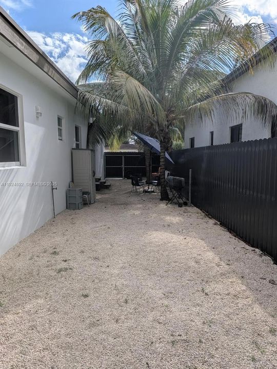 For Rent: $2,500 (3 beds, 1 baths, 1288 Square Feet)