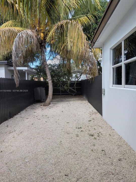 For Rent: $2,500 (3 beds, 1 baths, 1288 Square Feet)