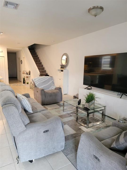 For Rent: $3,300 (4 beds, 3 baths, 1936 Square Feet)