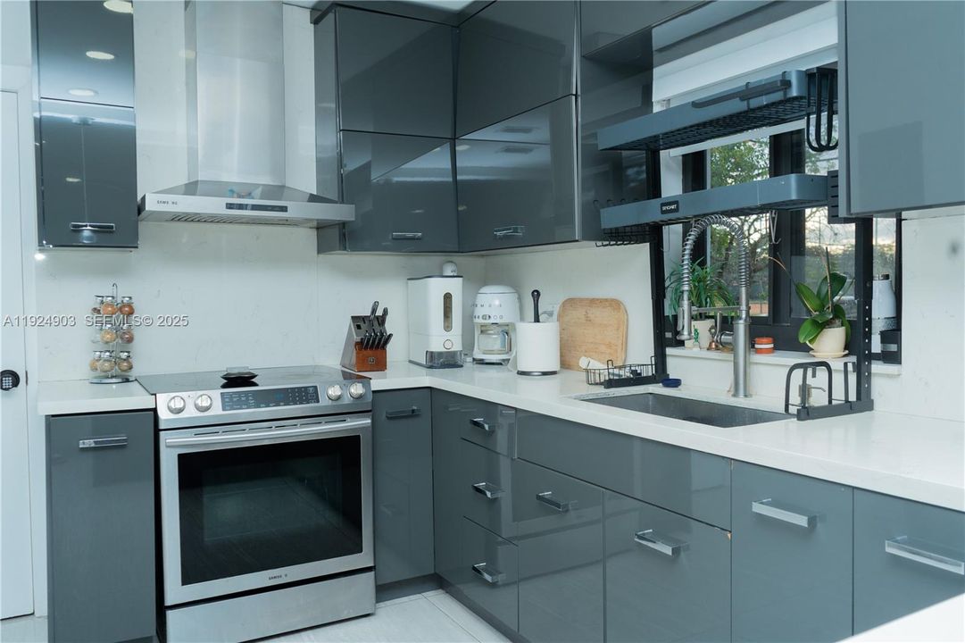 For Sale: $950,000 (3 beds, 2 baths, 1995 Square Feet)