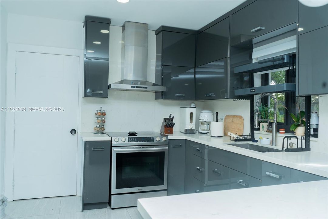 For Sale: $950,000 (3 beds, 2 baths, 1995 Square Feet)