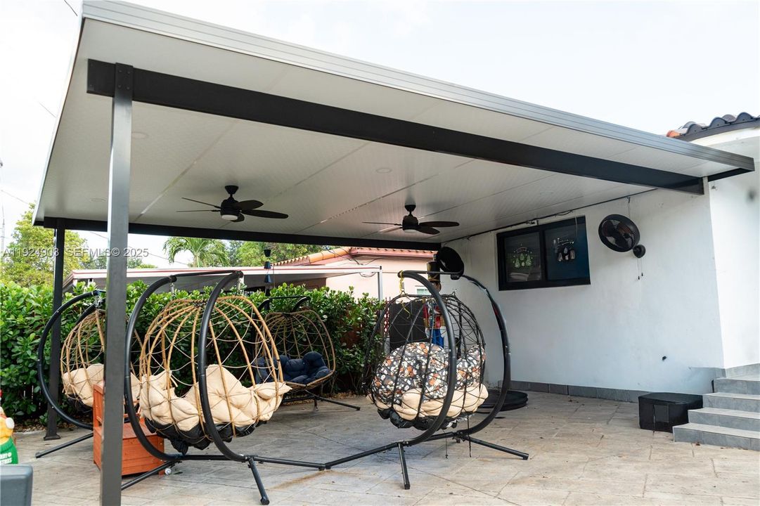 For Sale: $950,000 (3 beds, 2 baths, 1995 Square Feet)