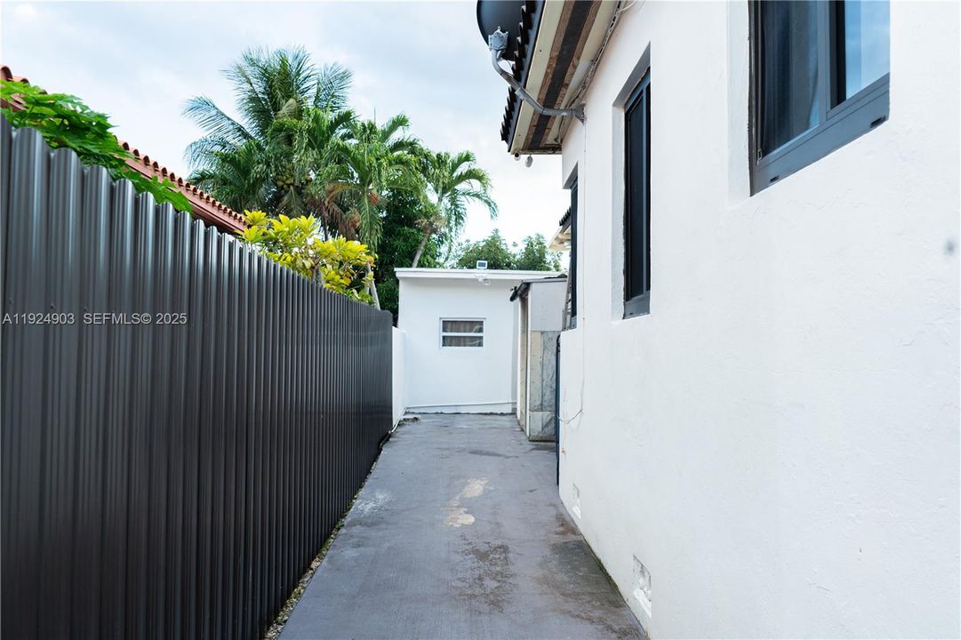 Efficiencies with independent entry