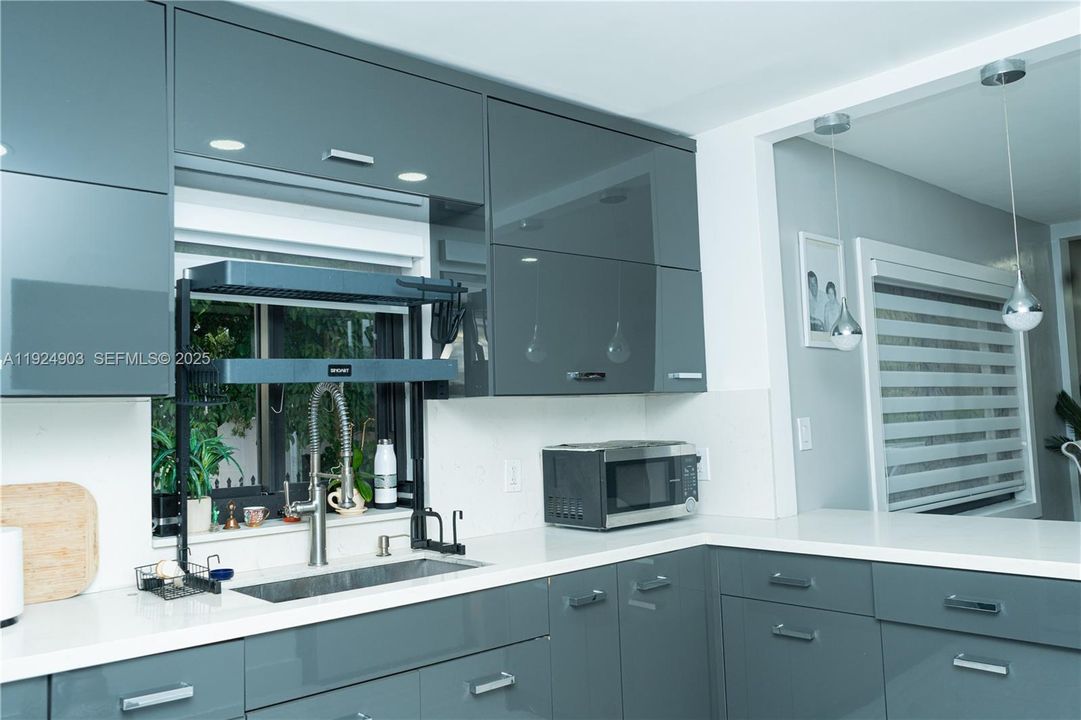 For Sale: $950,000 (3 beds, 2 baths, 1995 Square Feet)