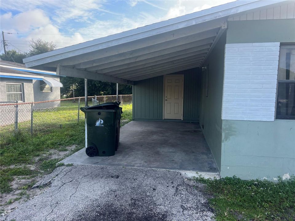 For Sale: $349,900 (3 beds, 2 baths, 1040 Square Feet)