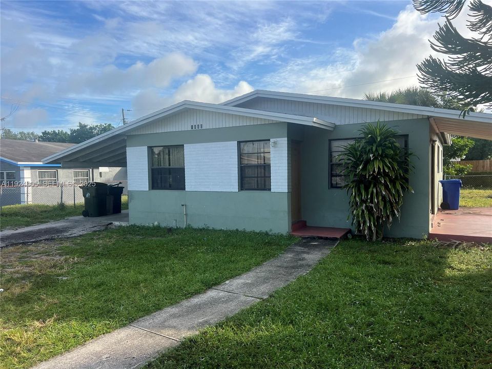 For Sale: $349,900 (3 beds, 2 baths, 1040 Square Feet)