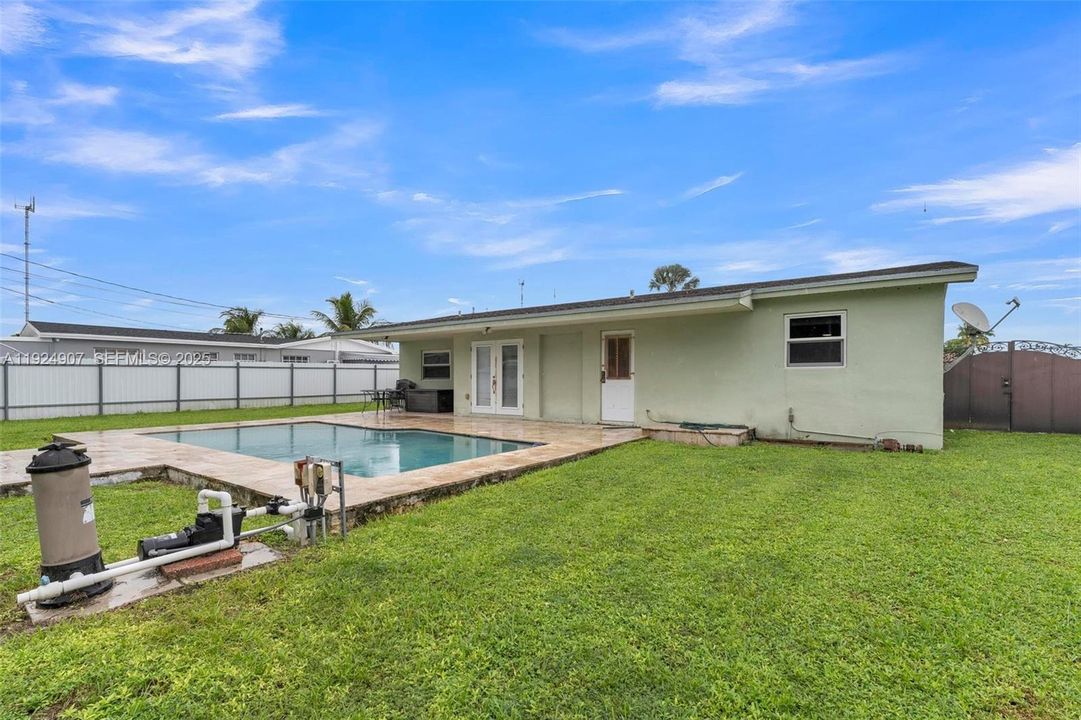 For Sale: $575,000 (3 beds, 2 baths, 1096 Square Feet)