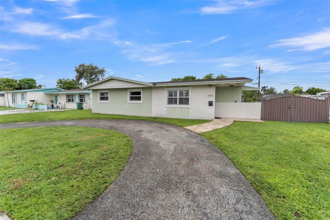 For Sale: $575,000 (3 beds, 2 baths, 1096 Square Feet)