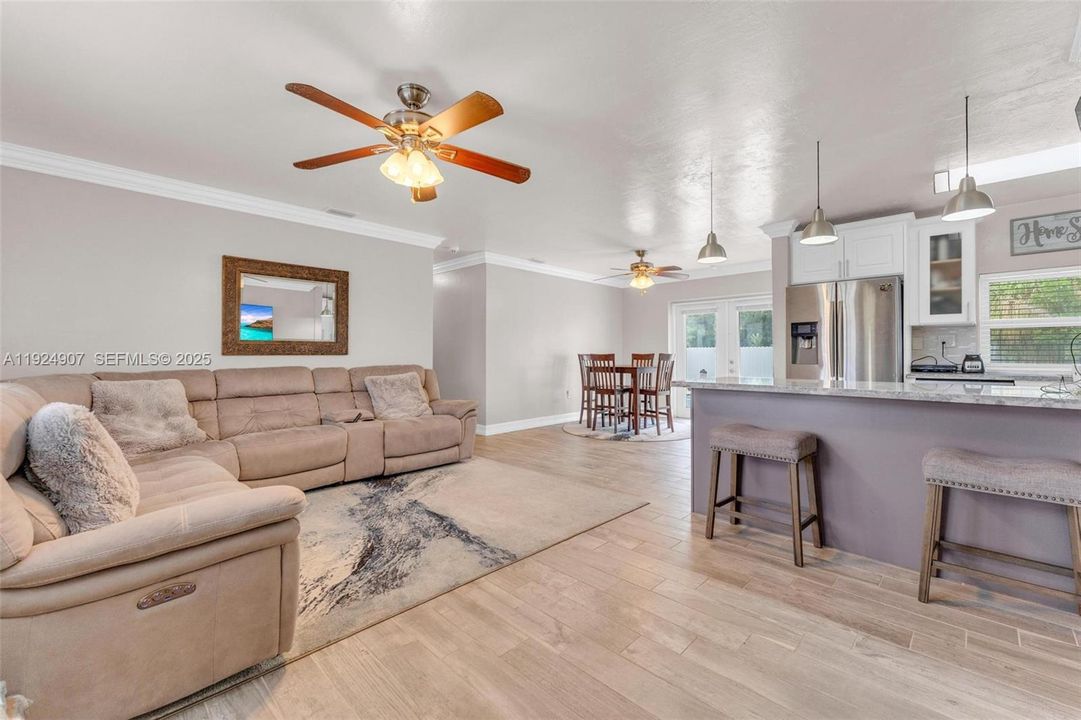 For Sale: $575,000 (3 beds, 2 baths, 1096 Square Feet)