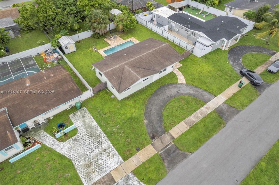 For Sale: $575,000 (3 beds, 2 baths, 1096 Square Feet)