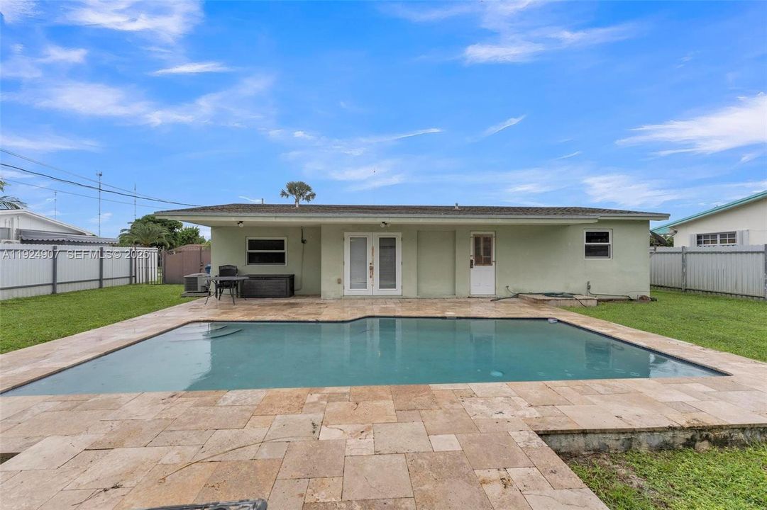 For Sale: $575,000 (3 beds, 2 baths, 1096 Square Feet)