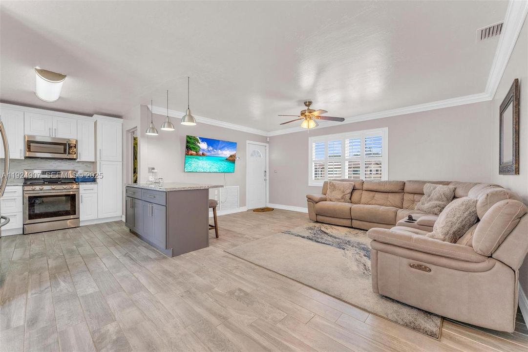 For Sale: $575,000 (3 beds, 2 baths, 1096 Square Feet)