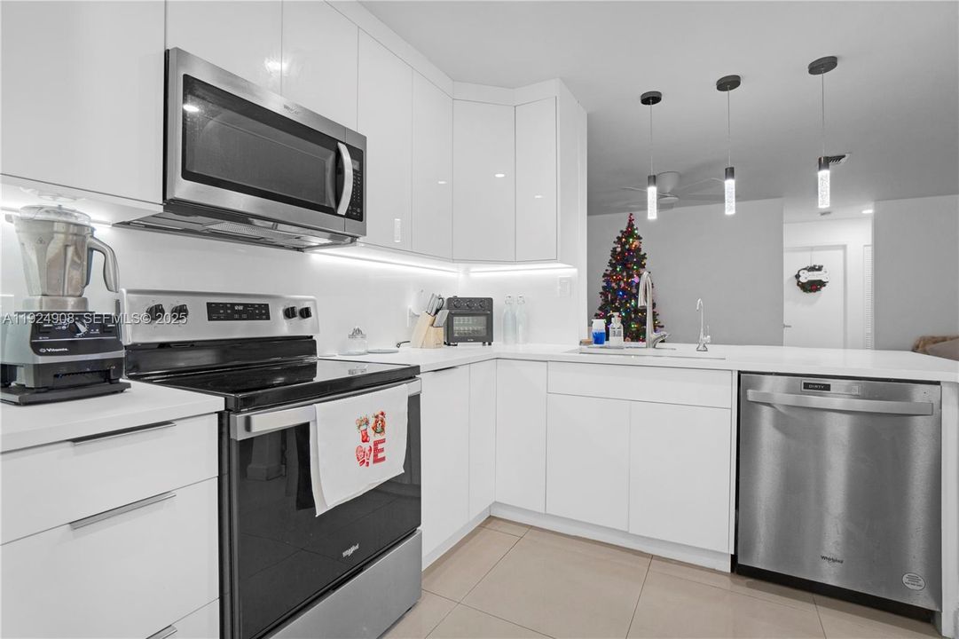 For Rent: $2,500 (3 beds, 2 baths, 1305 Square Feet)