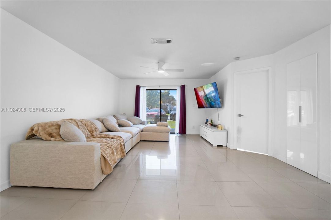 For Rent: $2,500 (3 beds, 2 baths, 1305 Square Feet)