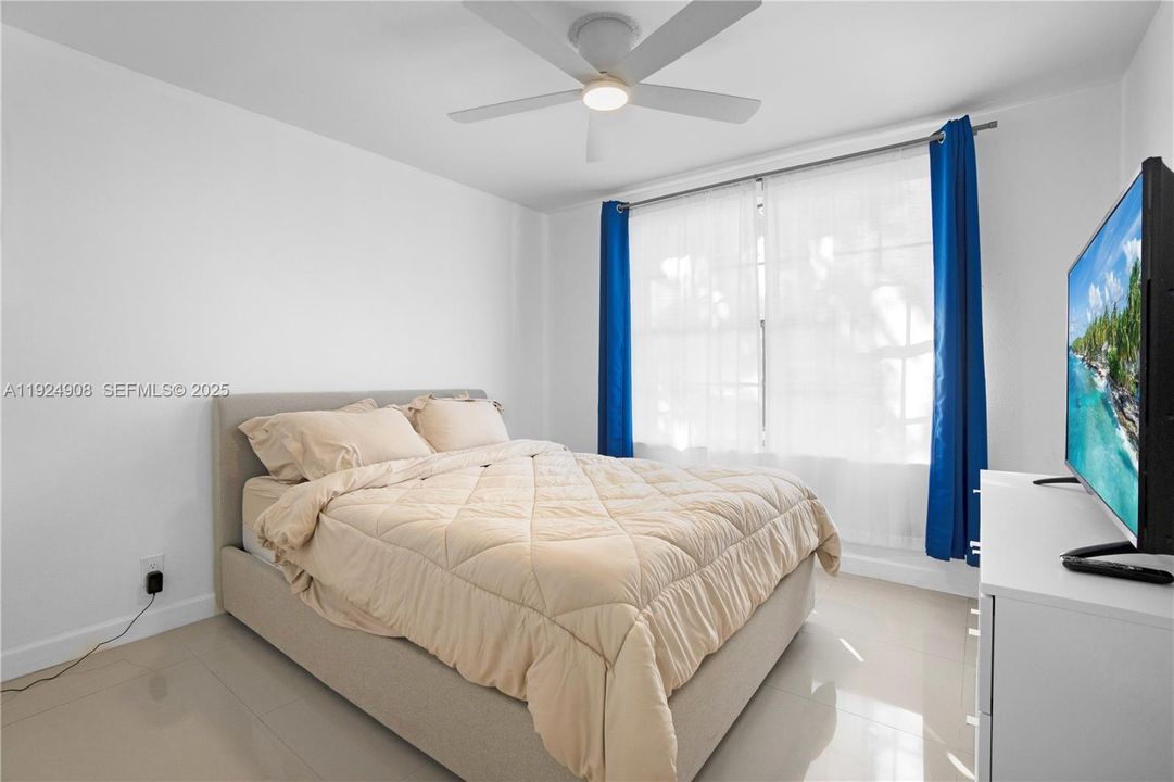 For Rent: $2,500 (3 beds, 2 baths, 1305 Square Feet)