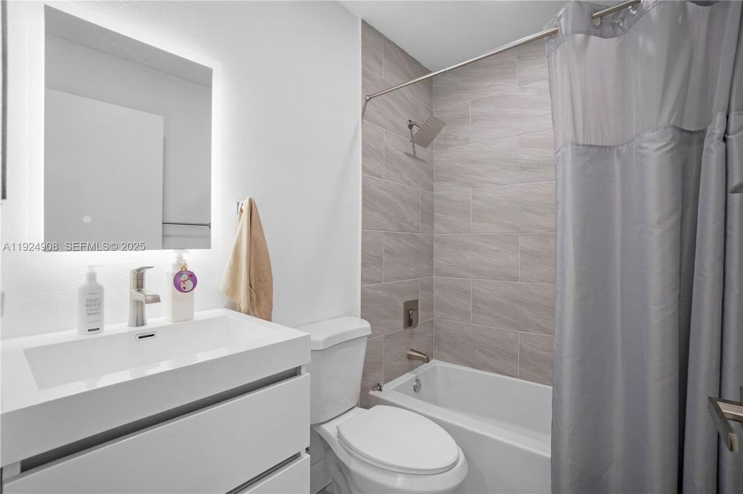 For Rent: $2,500 (3 beds, 2 baths, 1305 Square Feet)