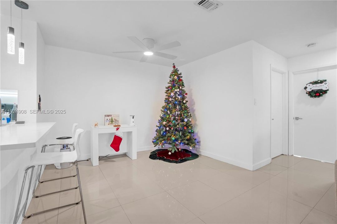 For Rent: $2,500 (3 beds, 2 baths, 1305 Square Feet)