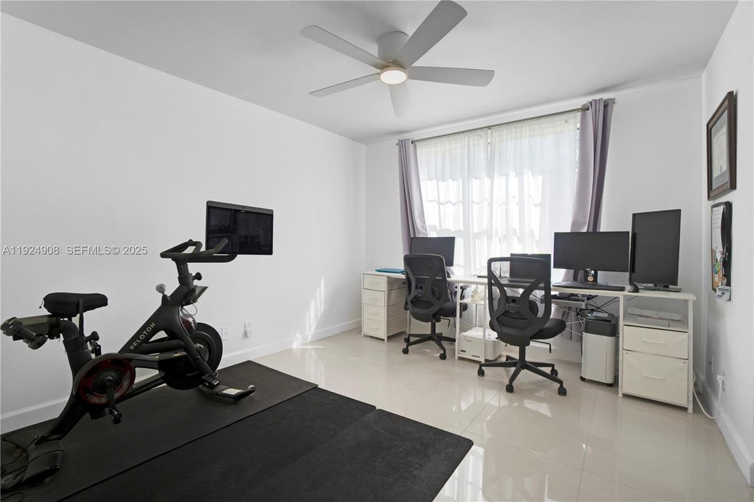 For Rent: $2,500 (3 beds, 2 baths, 1305 Square Feet)