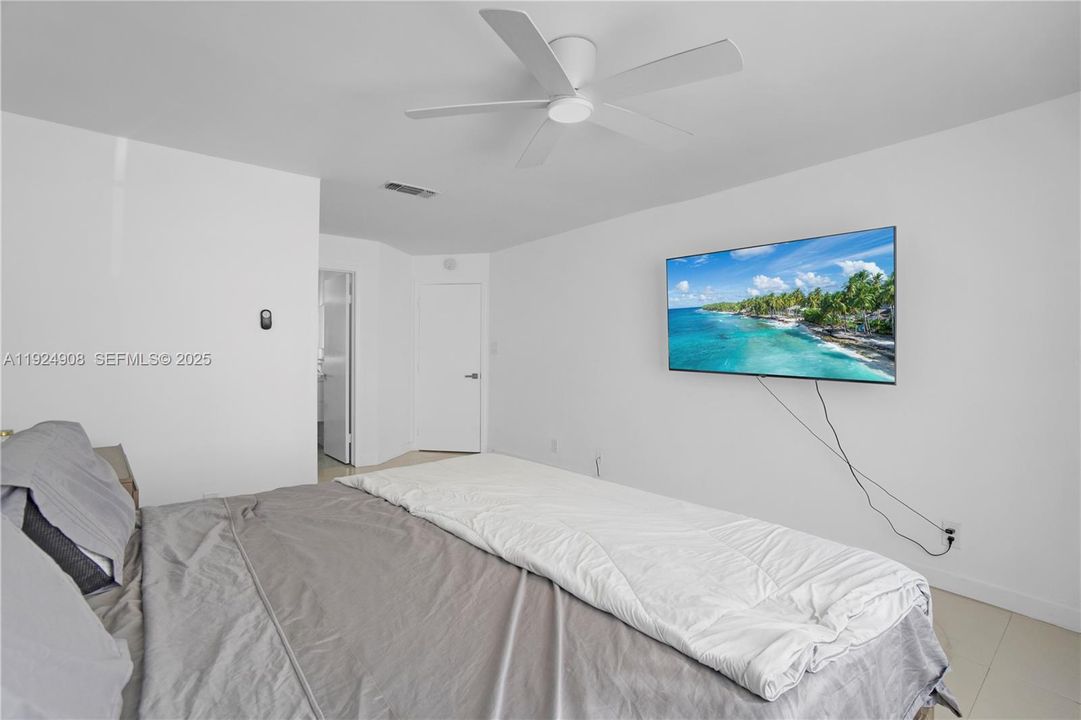 For Rent: $2,500 (3 beds, 2 baths, 1305 Square Feet)