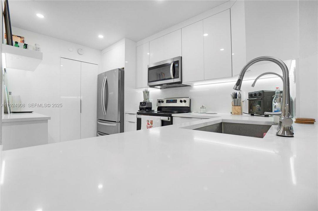 For Rent: $2,500 (3 beds, 2 baths, 1305 Square Feet)