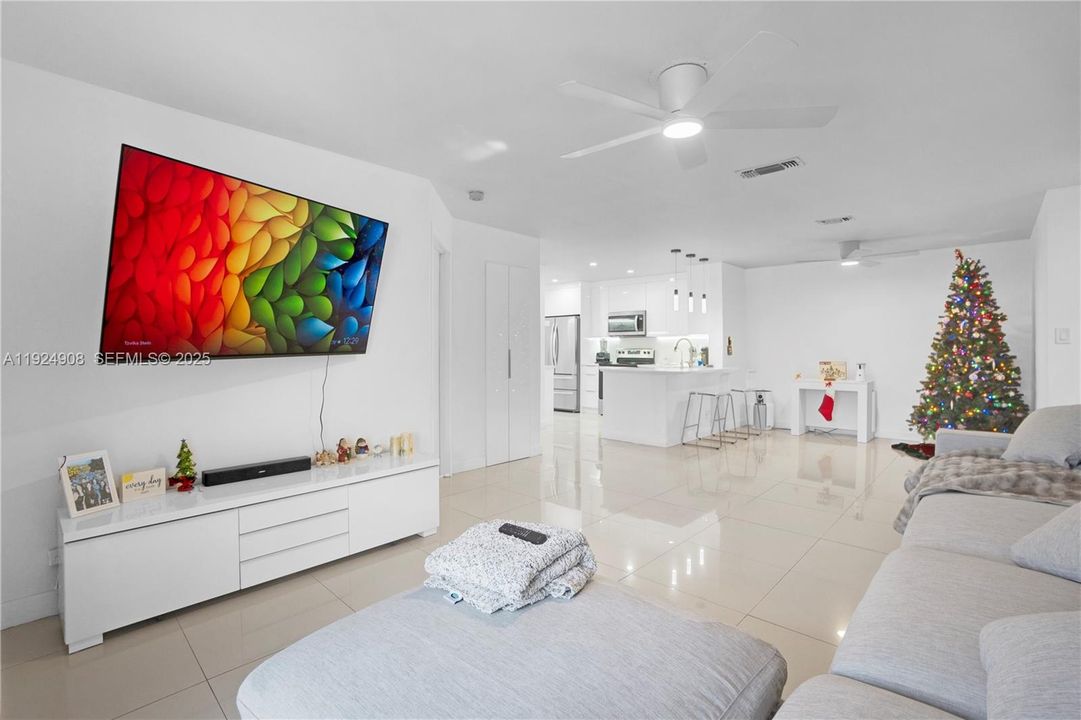 For Rent: $2,500 (3 beds, 2 baths, 1305 Square Feet)