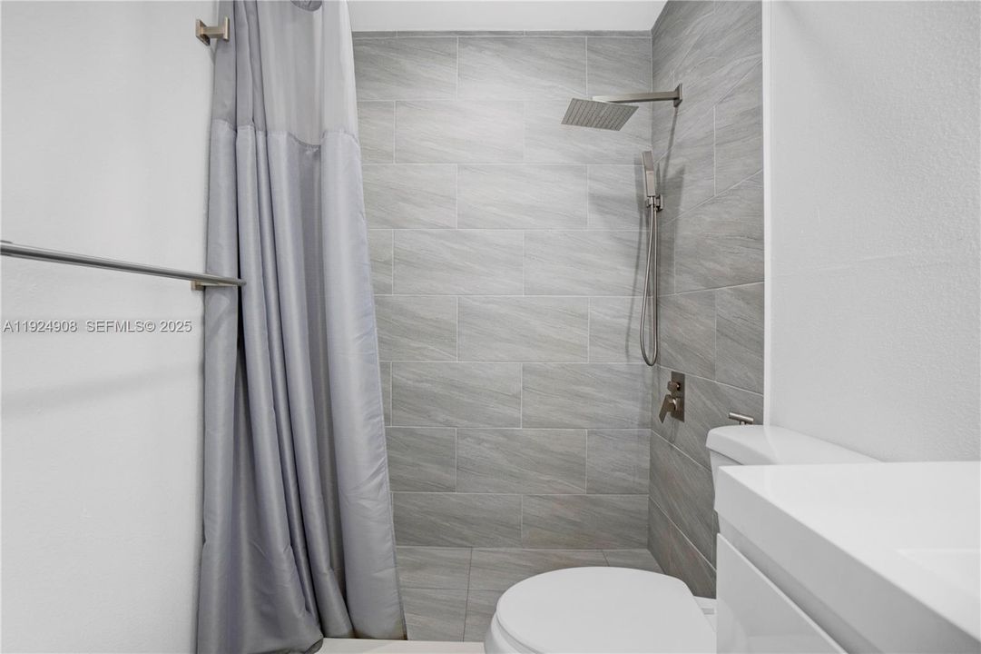 For Rent: $2,500 (3 beds, 2 baths, 1305 Square Feet)