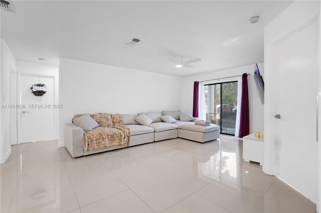 For Rent: $2,500 (3 beds, 2 baths, 1305 Square Feet)