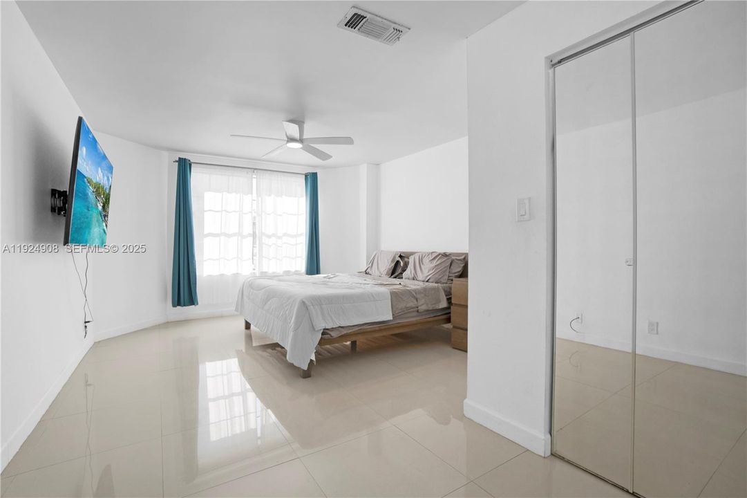 For Rent: $2,500 (3 beds, 2 baths, 1305 Square Feet)