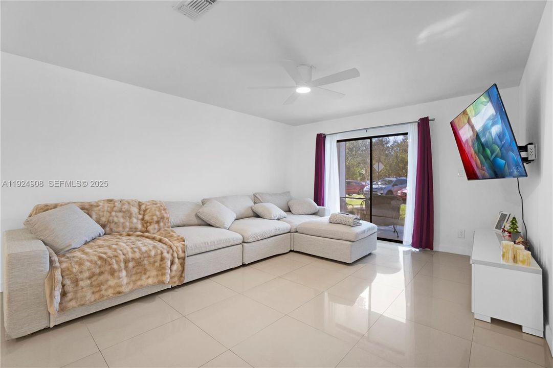 For Rent: $2,500 (3 beds, 2 baths, 1305 Square Feet)