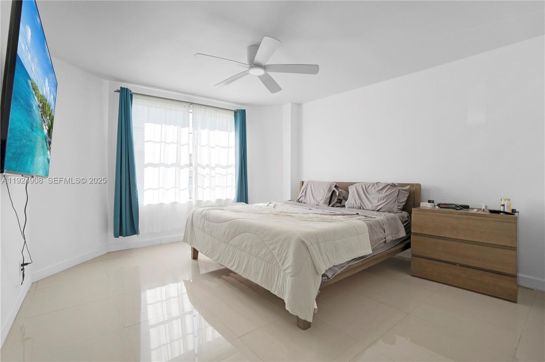 For Rent: $2,500 (3 beds, 2 baths, 1305 Square Feet)