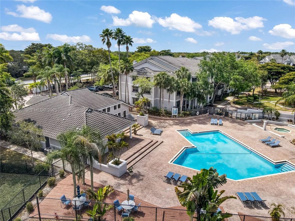 For Rent: $2,500 (3 beds, 2 baths, 1305 Square Feet)