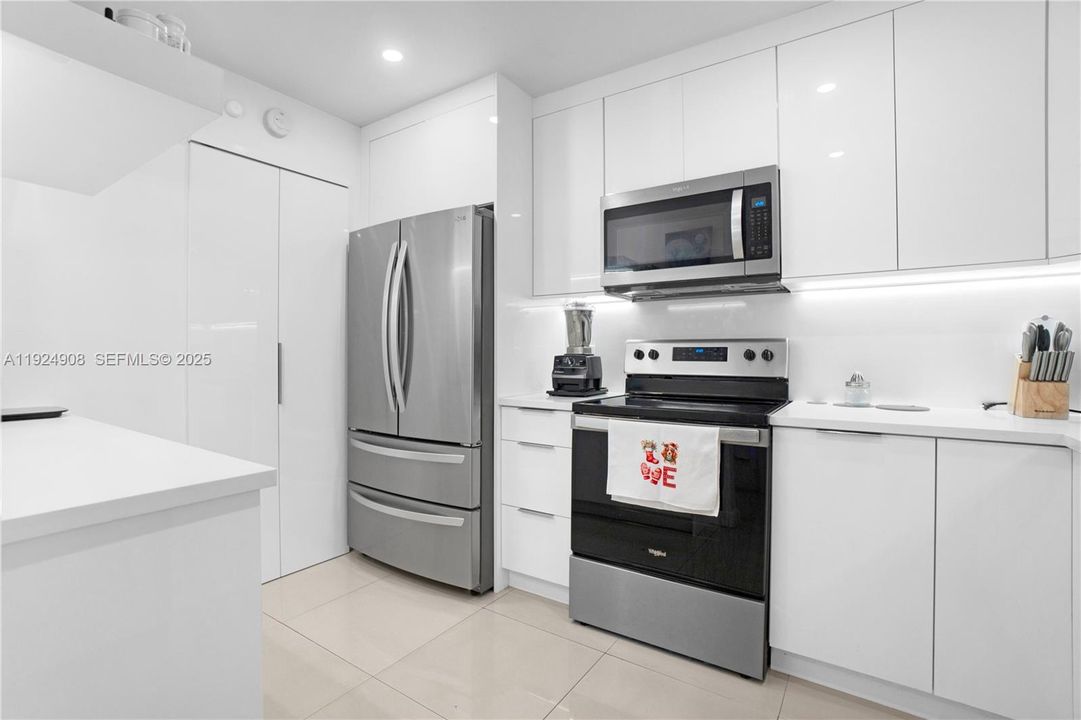 For Rent: $2,500 (3 beds, 2 baths, 1305 Square Feet)