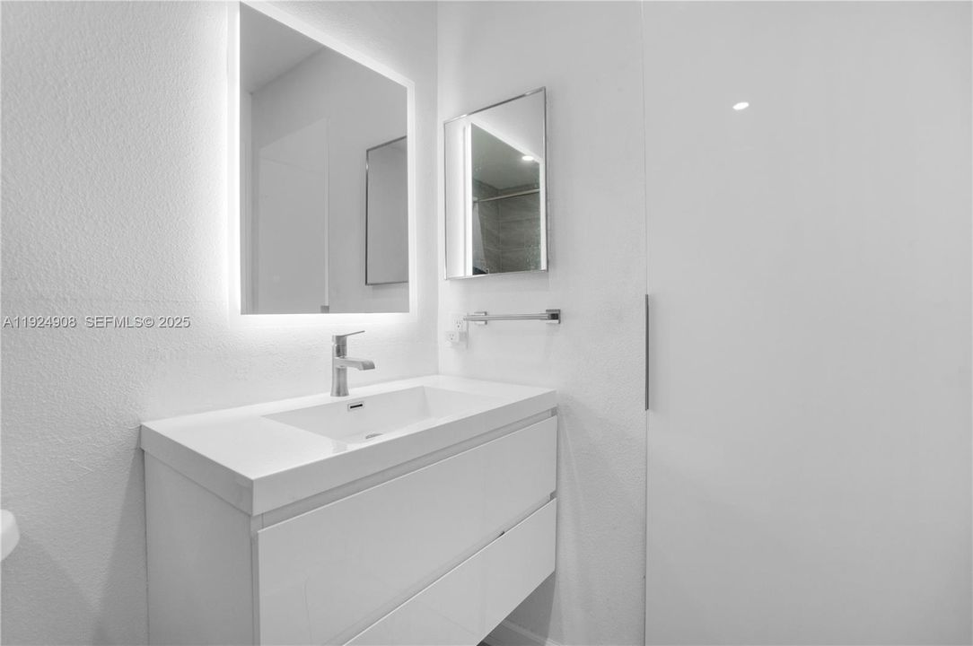 For Rent: $2,500 (3 beds, 2 baths, 1305 Square Feet)