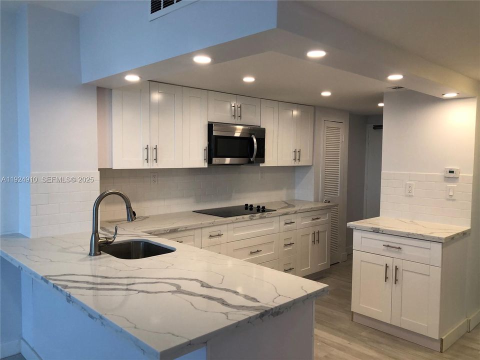 For Rent: $2,300 (0 beds, 1 baths, 580 Square Feet)