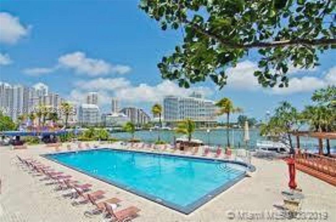 For Rent: $2,300 (0 beds, 1 baths, 580 Square Feet)