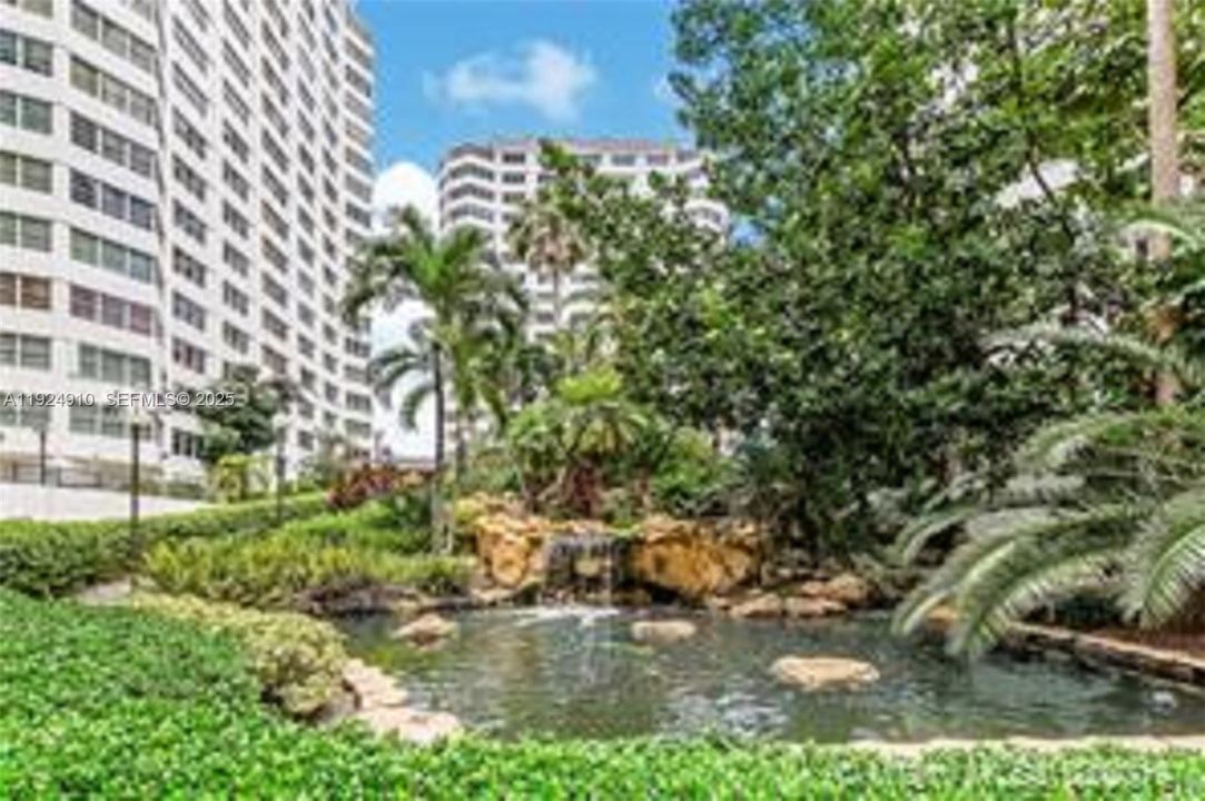 For Rent: $2,300 (0 beds, 1 baths, 580 Square Feet)